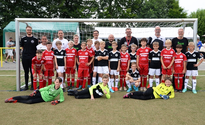 Gruppenbild der E1-Jugendmannschaften des Ahrweiler BC und des SV Neuhof zusammen mit den Turnierorganisatoren vom Förderverein „KickMit-07“.     Foto: MRM