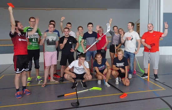 Floorball beim SVN Neuhof: Die Teilnehmer des Schiedsrichterkurses für Erwachsene